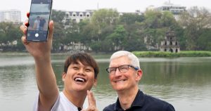 Ảnh của Tim Cook chụp với Duy Thẩm bị CĐM quốc tế nghi ngờ Photoshop