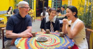 Tim Cook cười điệu bên hai mẹ con ca sĩ Mỹ Linh - Mỹ Anh, khen nức nở đặc sản cà phê trứng!