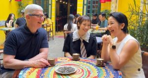 Tim Cook gây sốt mạng xã hội Việt khi đăng ảnh gặp Mỹ Linh, Duy Thẩm